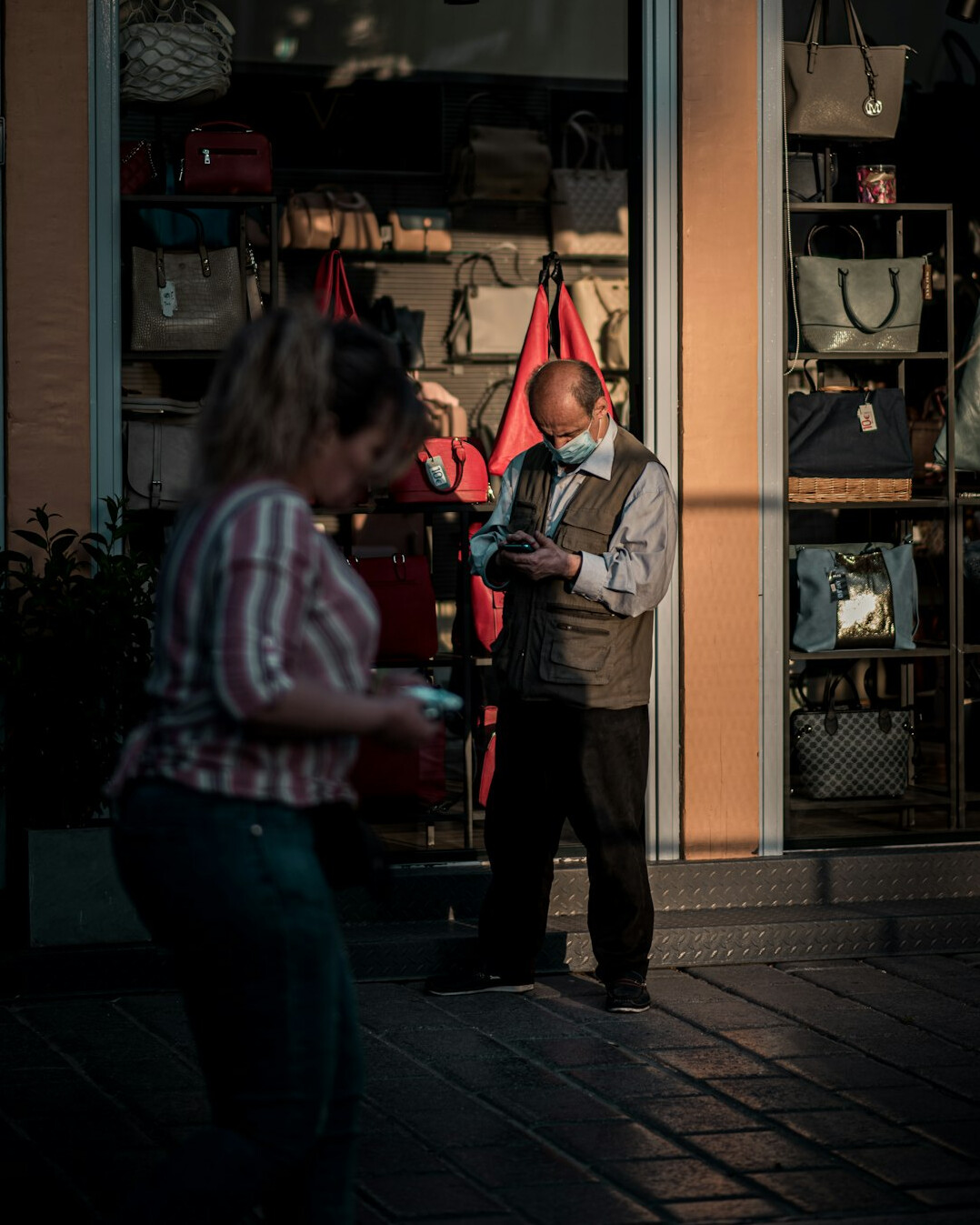 detective observing shopper